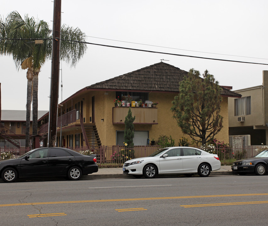 15843 Saticoy St in Van Nuys, CA - Building Photo