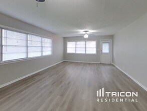 1800 Woodlawn Dr in Baytown, TX - Building Photo - Building Photo