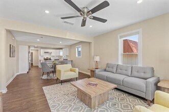 321 E Wall St in Grapevine, TX - Building Photo - Building Photo