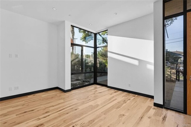 922 W Clark Ave in Burbank, CA - Building Photo - Building Photo