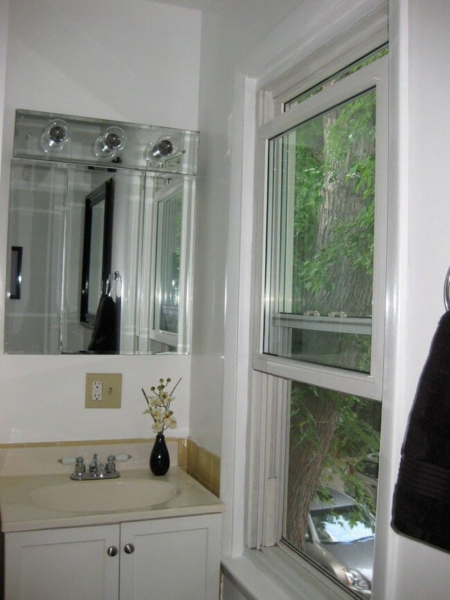 57 Washington Ave, Unit 2 in Rensselaer, NY - Foto de edificio - Building Photo