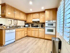 6242 Nita Ave in Woodland Hills, CA - Building Photo - Building Photo