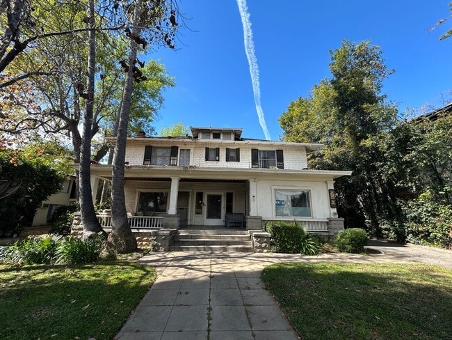 1101 N Los Robles Ave