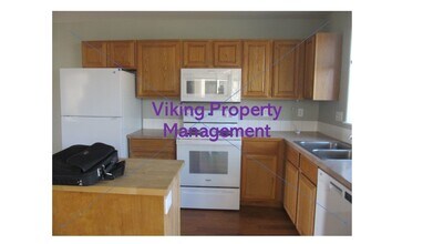 881-883 SW 2nd St in Madras, OR - Building Photo - Building Photo