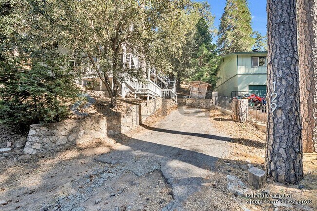 129 Zermatt Dr in Crestline, CA - Building Photo - Building Photo