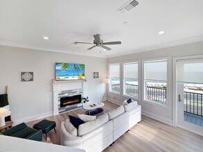 996 Beach Blvd W in Long Beach, MS - Foto de edificio - Building Photo