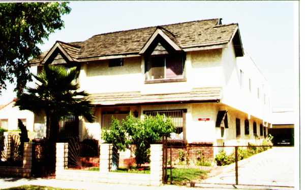 136 S Spruce St in Montebello, CA - Foto de edificio