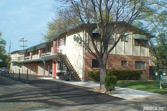 805 11th St in Davis, CA - Foto de edificio - Building Photo