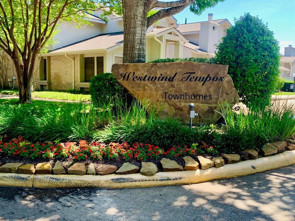 3103 Windchase Blvd in Houston, TX - Foto de edificio