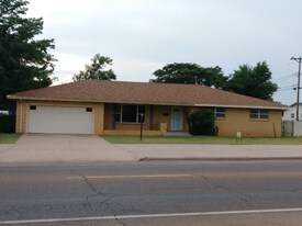 2300 N Thornton St in Clovis, NM - Building Photo