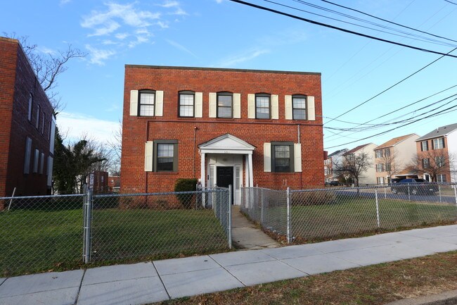 3201 Buena Vista Ter SE in Washington, DC - Building Photo - Building Photo
