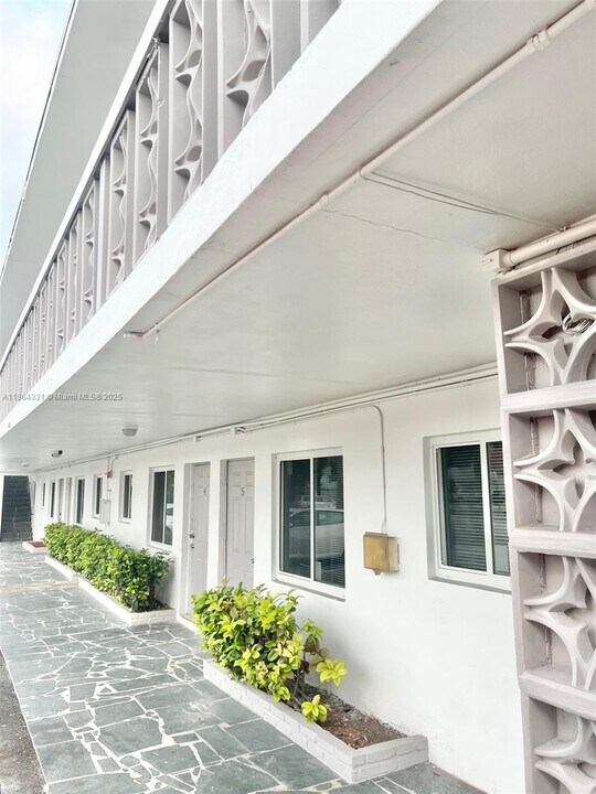 10 NW 77th St in Miami, FL - Building Photo