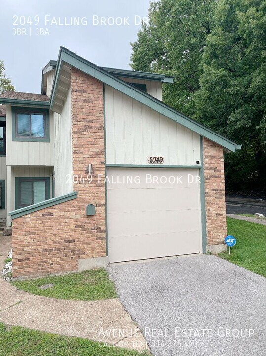 2049 Falling Brook Dr in Maryland Heights, MO - Building Photo