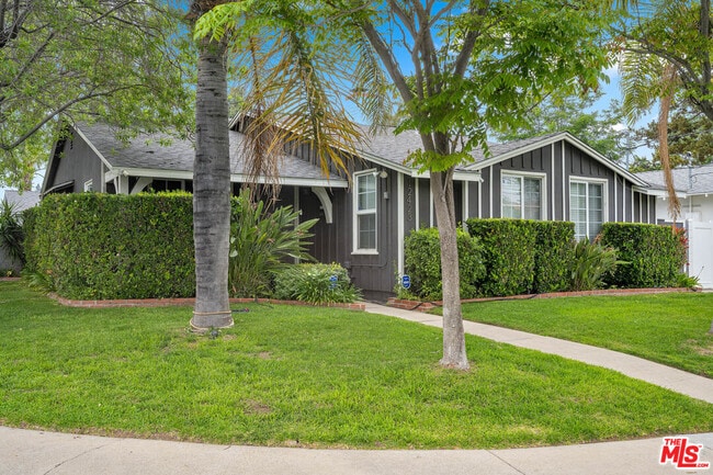 12423 Martha St in Valley Village, CA - Foto de edificio - Building Photo