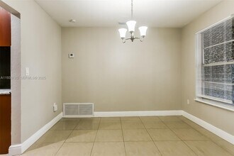 7560 Venetian St in Miramar, FL - Foto de edificio - Building Photo