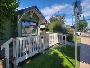 155 SW 6th St in Redmond, OR - Foto de edificio - Building Photo
