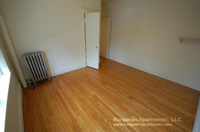 130 Sutherland Rd, Unit F in Boston, MA - Building Photo - Building Photo