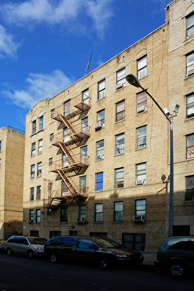 2007 Davidson Ave in Bronx, NY - Foto de edificio - Building Photo