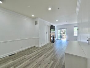 49 Mallard Pl in Secaucus, NJ - Building Photo - Building Photo