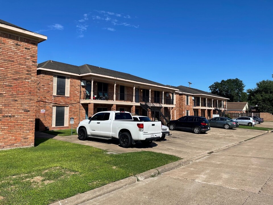 Hoffman House in Alvin, TX - Building Photo