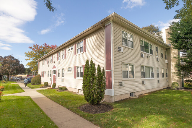 Post House in Westbury, NY - Building Photo - Building Photo