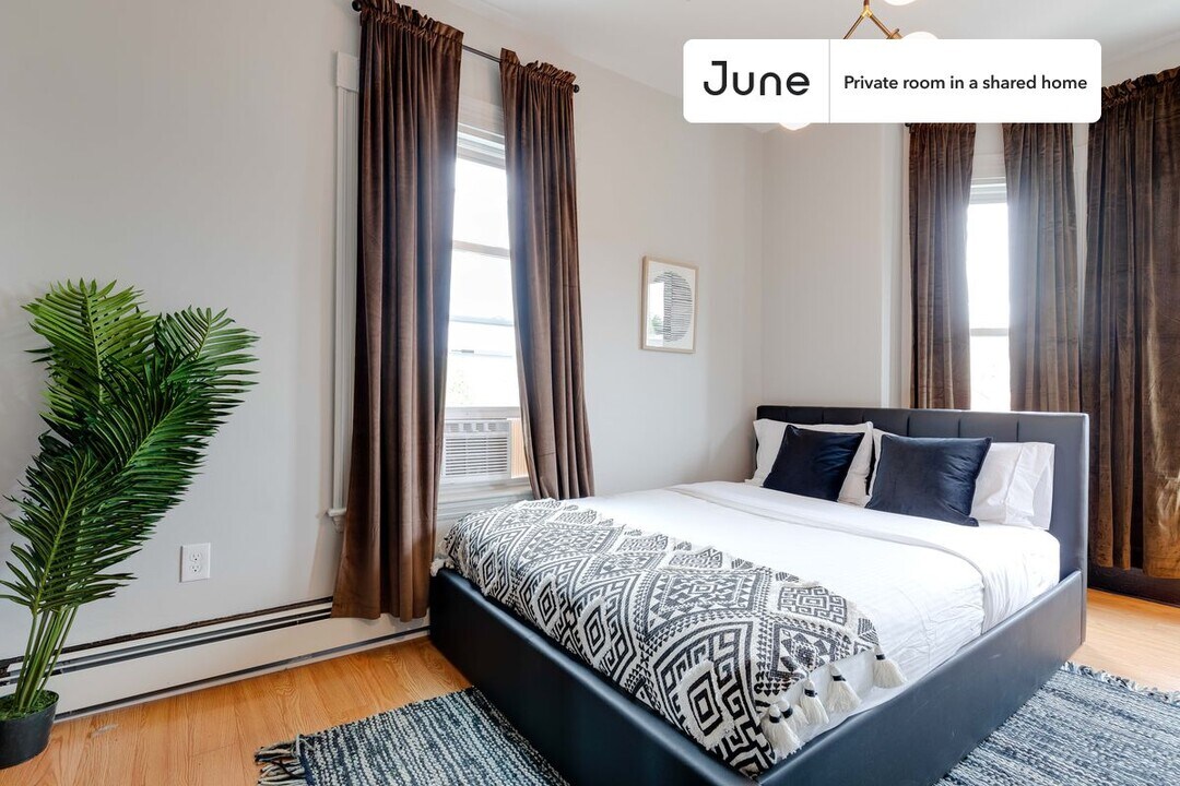 Private bedroom in 4 bed/1.5 bath Home in Boston, MA - Building Photo