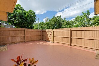 226 Alemeda Dr in Palm Springs, FL - Building Photo - Building Photo