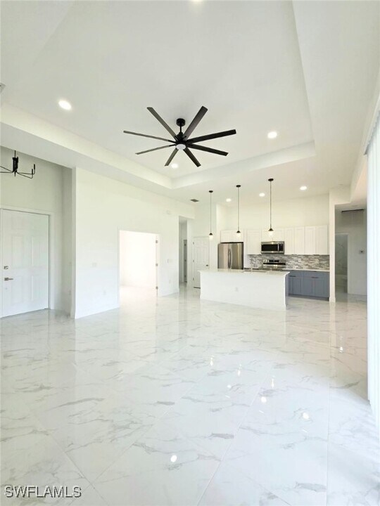 348 Ranch Ave in Lehigh Acres, FL - Foto de edificio