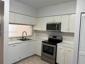 16658 Hemingway Dr in Weston, FL - Building Photo - Building Photo