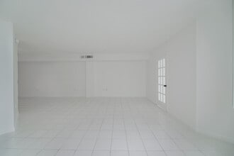 801 Brickell Bay Dr, Unit 1567 in Miami, FL - Building Photo - Building Photo