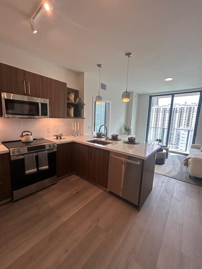 560 SW 9th St, Unit C1 in Miami, FL - Building Photo - Building Photo