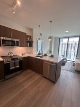 560 SW 9th St, Unit C1 in Miami, FL - Foto de edificio - Building Photo
