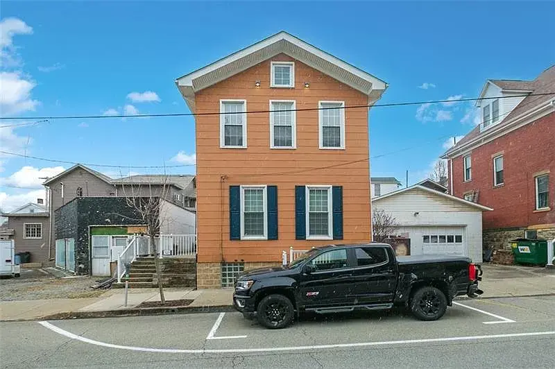 303 Oak St, Unit 2 in Irwin, PA - Building Photo