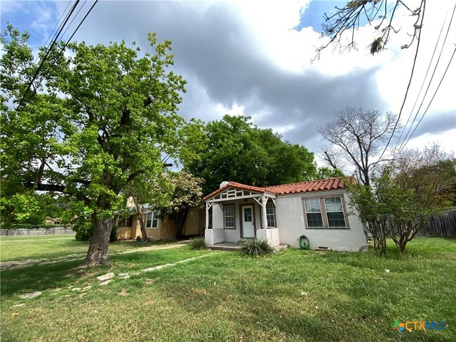 1030 Cole Ave in New Braunfels, TX - Building Photo - Building Photo