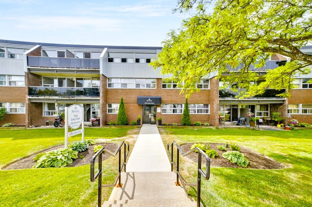 7030 Casey St in Niagara Falls, ON - Building Photo