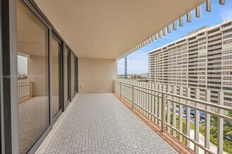 2 Grove Isle Dr in Miami, FL - Building Photo - Building Photo