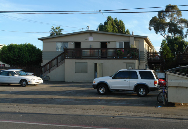 6682 Picasso Rd in Goleta, CA - Foto de edificio - Building Photo