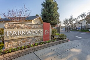 Parkwood Apartments in Fresno, CA - Building Photo