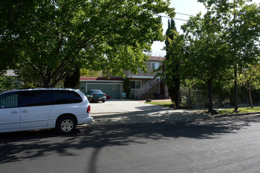 1105 & 1107 Hilton St in Redwood City, CA - Building Photo