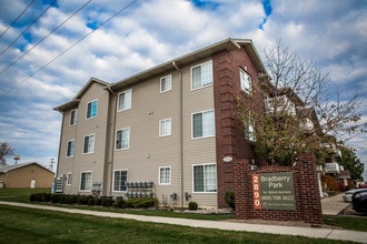 Britton Pines Apartments in Perry, MI - Foto de edificio - Building Photo