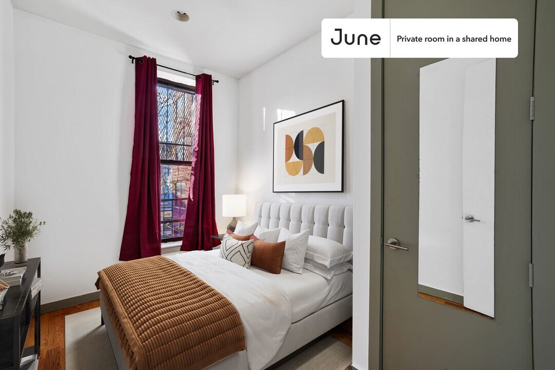 Private bedroom in 4 bed/1.5 bath Home in New York, NY - Building Photo