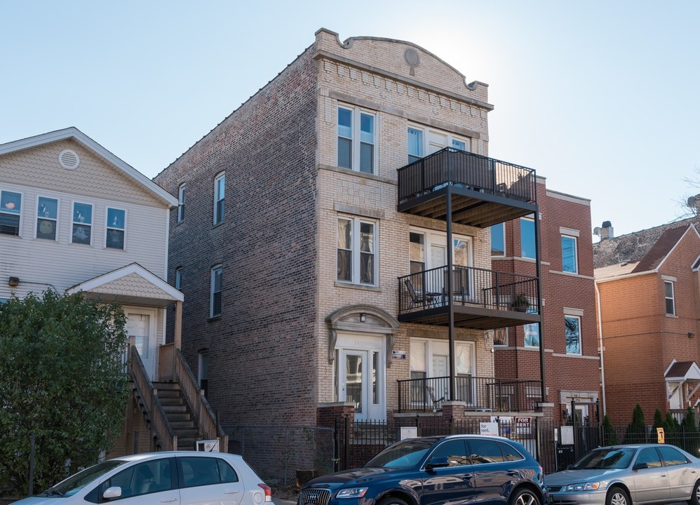 2747 W Augusta in Chicago, IL - Building Photo