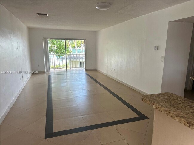7424 SW 82nd St, Unit D216 in Miami, FL - Building Photo - Building Photo