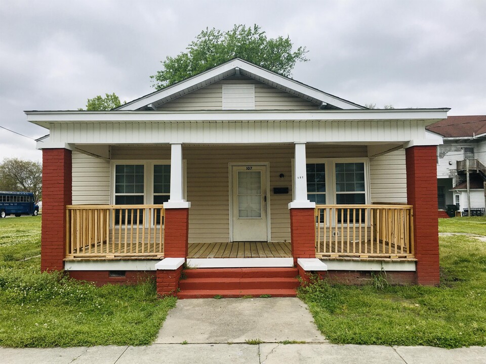 107 S Independence St in Kinston, NC - Building Photo