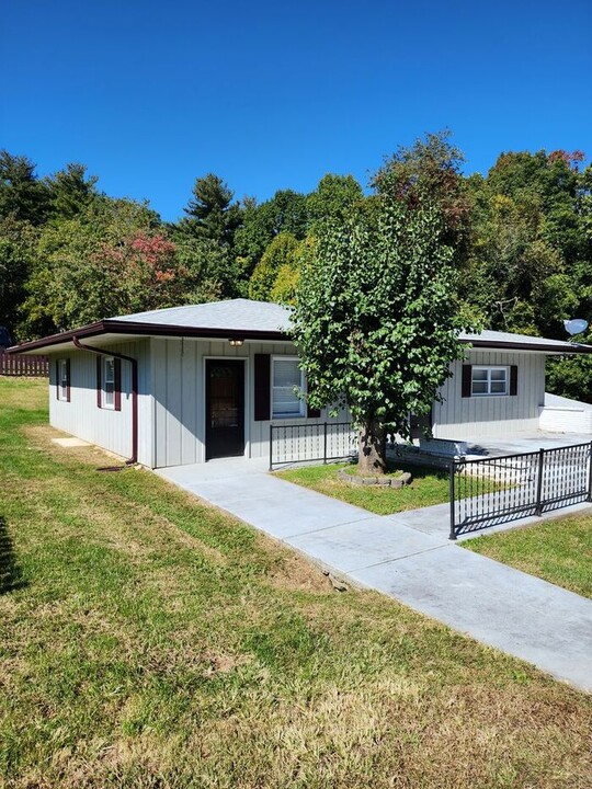 42 E Porter Rd in Asheville, NC - Foto de edificio