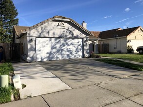 3316 Campus Dr in Merced, CA - Building Photo - Building Photo