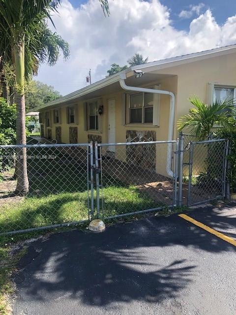 2323 Scott St-Unit -Front in Hollywood, FL - Building Photo