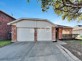 1009 Whistle Stop Dr in Saginaw, TX - Building Photo