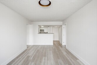 1010 NW 11th St, Unit 206 in Miami, FL - Building Photo - Building Photo