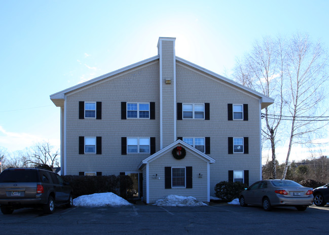 34 Meadow Rd in Augusta, ME - Foto de edificio - Building Photo